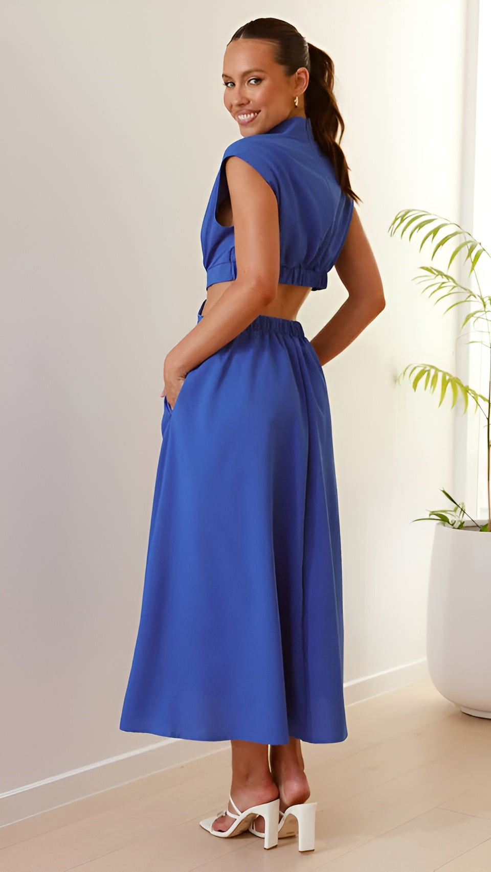 Louna | Robe mi-longue plissée avec découpes latérales et col montant pour femme