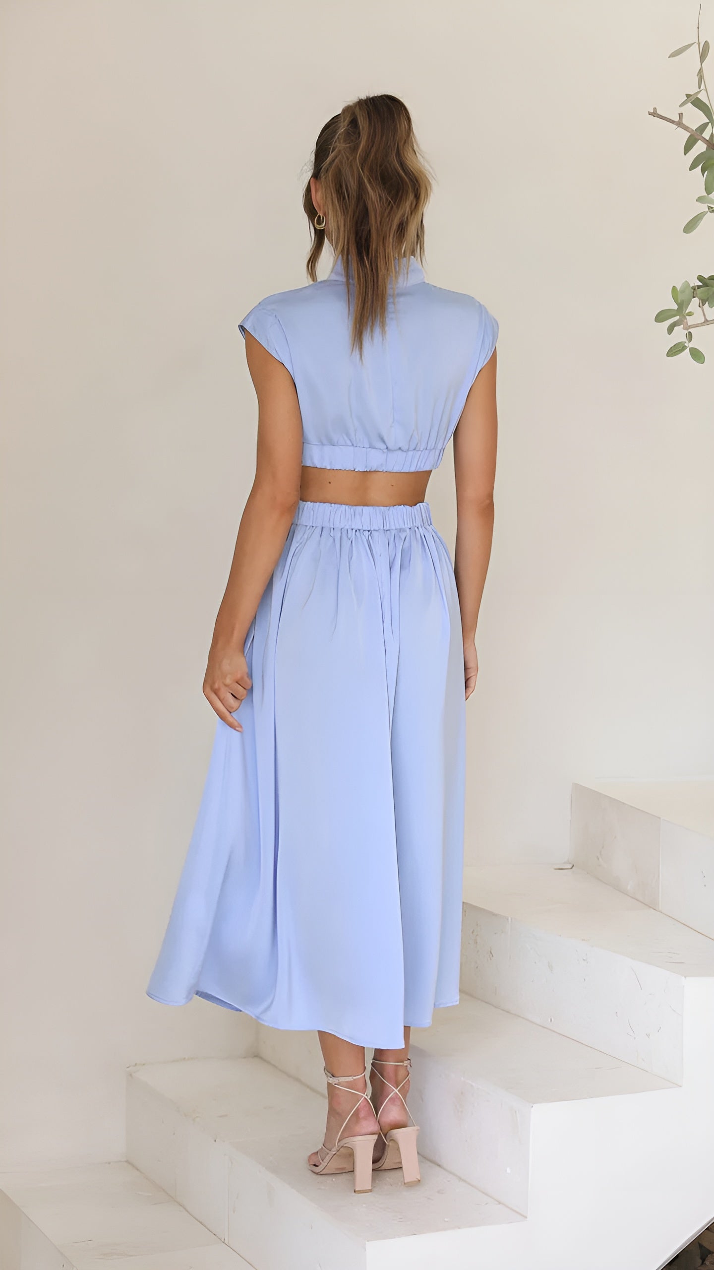 Louna | Robe mi-longue plissée avec découpes latérales et col montant pour femme