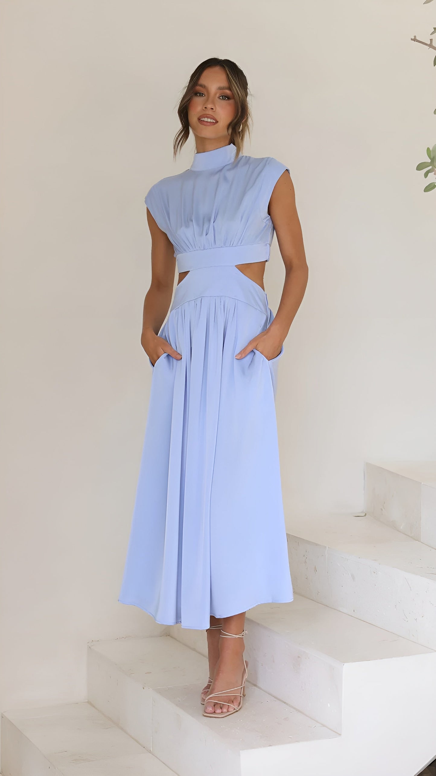 Louna | Robe mi-longue plissée avec découpes latérales et col montant pour femme